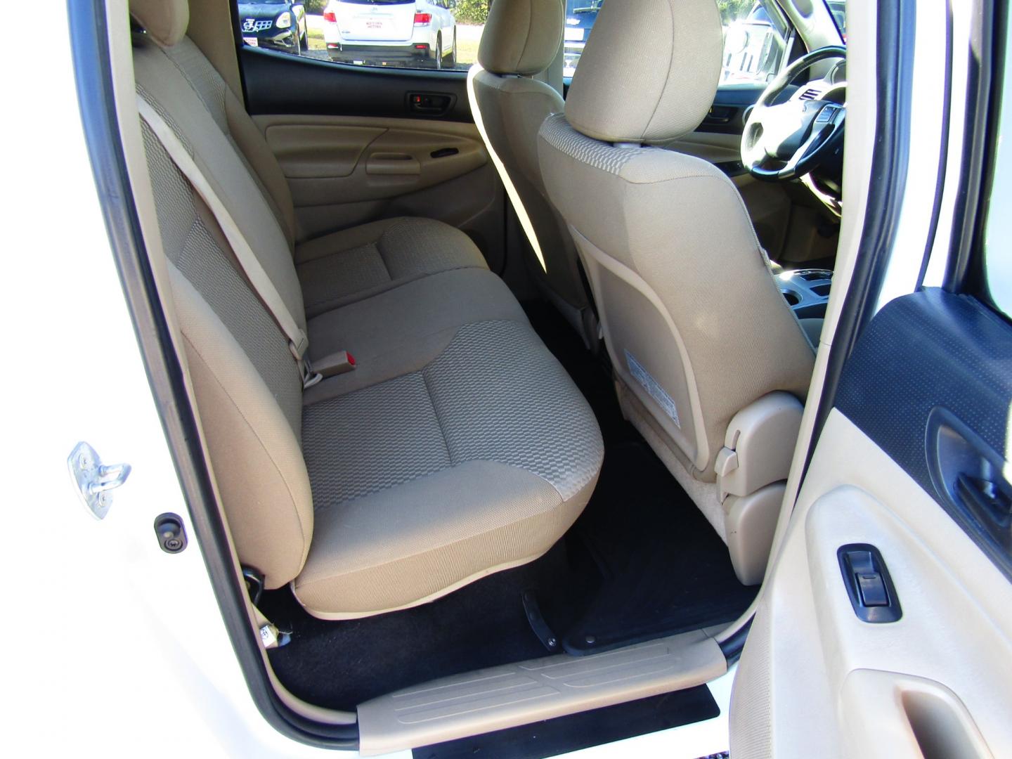 2013 WHITE Toyota Tacoma PreRunner Double Cab V6 Auto 2WD (5TFJU4GN5DX) with an 4.0L V6 DOHC 24V engine, Automatic transmission, located at 15016 S Hwy 231, Midland City, AL, 36350, (334) 983-3001, 31.306210, -85.495277 - Photo#8